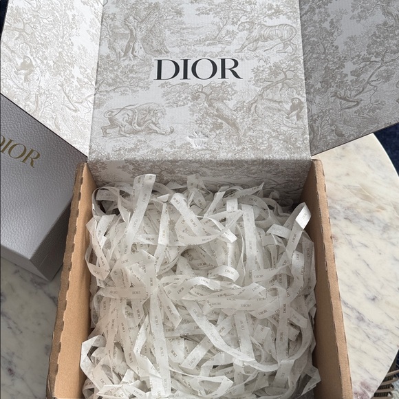 Dior // White and Gold Gift Box - Picture 5 of 5